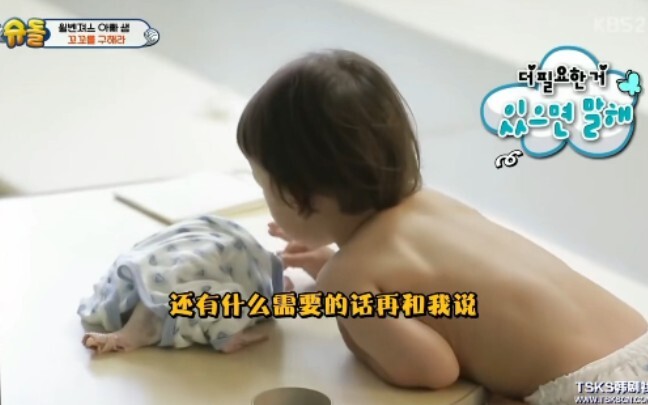 Cảnh kinh điển William mặc quần áo cho gà, William nhà tôi là một thiên thần hiền lành bé bỏng!