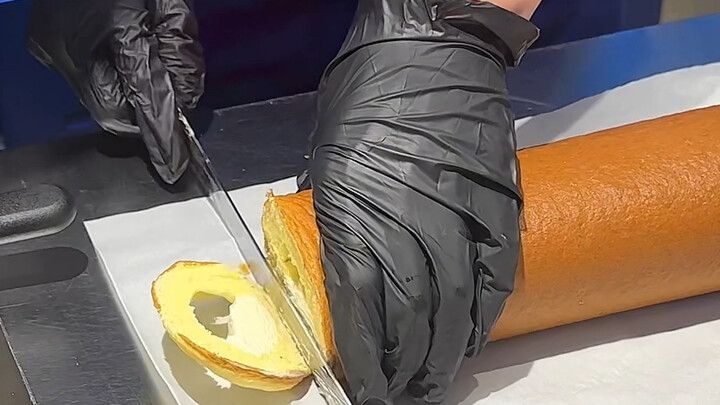 Swiss roll buatan tangan yang sangat populer di Shanghai, aku jadi pengin ikutan ngumpulin sisa-sisa