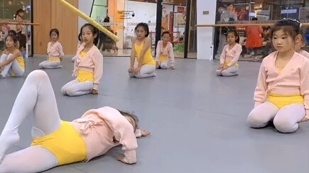 Pelatihan keterampilan dasar untuk penari