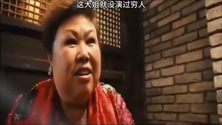 โทโทโร่เห็นฉันถือขนม ก็ลุกขึ้นยืน ใช้อุ้งเท้าตะกุยกรง อยากให้ฉันเอามาให้มันกิน