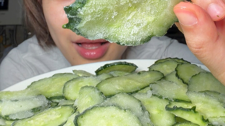 Orang yang menemukan cara makan mentimun seperti ini pasti jenius…