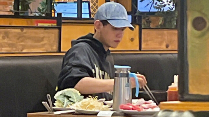 Ran into Byun Baekhyun at a hotpot restaurant
