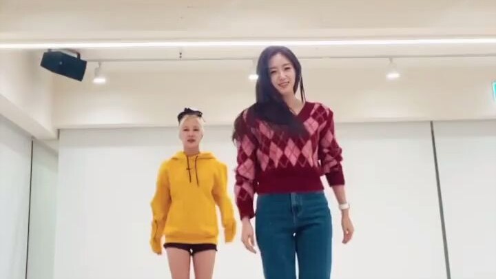 Thử thách vũ đạo TIKI TAKA của Cosmic Girls Im Do-yeong x T-ara 211123