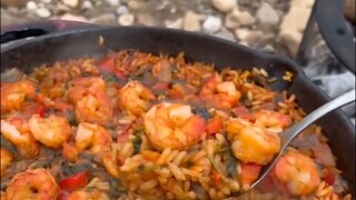 Kumpulan makanan luar ruangan buatan pemuda Lebanon: daging panggang, ayam panggang, wafel, pizza, d