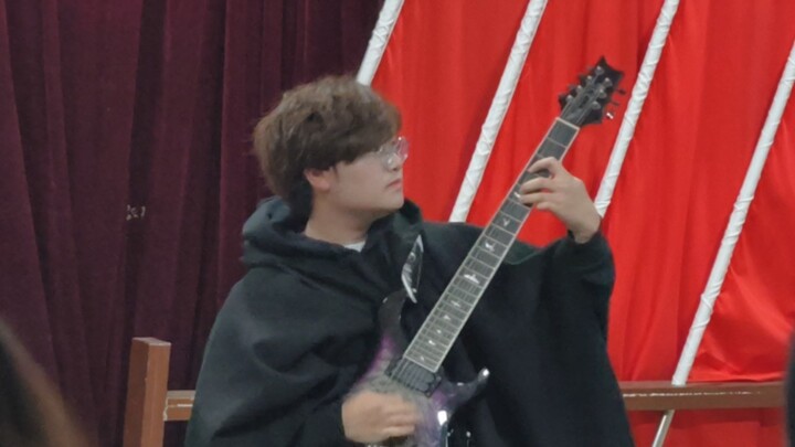 - นักศึกษาชั้นปีที่ 1 จากมหาวิทยาลัยหูหนานแสดงเพลง Ave Mujica