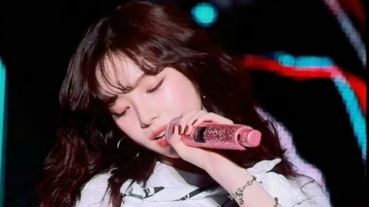 【يوه جي مين】 شعر أحمر مجعّد! بث مباشر بدقة 4K لأداء «Whiplash» على مسرح UTO FEST | 241208