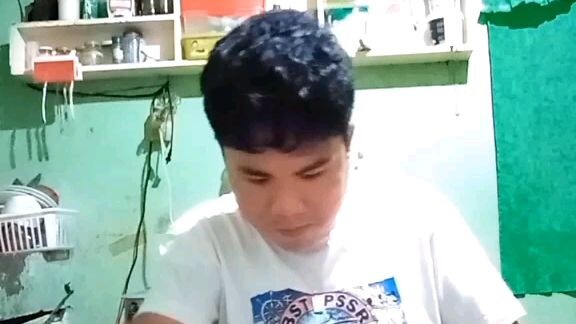 Kumakain yung tao eh