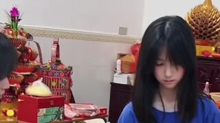 Trông cô ấy thực sự giống Trần Độ Linh, nhất là khi cô ấy ngẩng đầu lên, tôi như bị thôi miên.