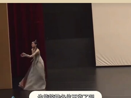 Jika Huanhuan menari Tarian Jinghong seperti ini, sepertinya ia juga tidak memerlukan bantuan seruli