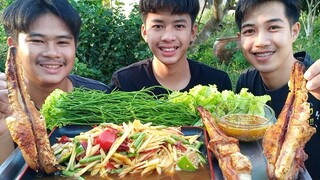 หางหมูอบโอ่ง กินกับส้มตำ กรอบ หอม อร่อย ส้มตำก็แซ่บสุดๆ.