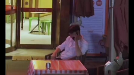 «اللي بيحبك مش لازم يقعد ينتظرلك، لكن اللي بيقعد ينتظرلك حتماً بيحبك كثير»