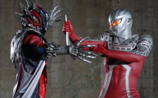 Why is Seven's headdart so strong? It seems like it can cut anything