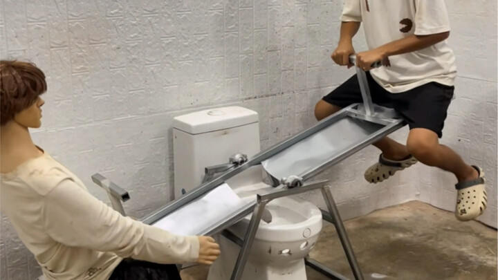 الاختراع: مرحاض مساعد على شكل أرجوحة