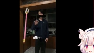 Lolita Jepang tertawa terbahak-bahak saat menonton "Ajaran Ajaib yang Dinantikan Semua Sakura di Dun