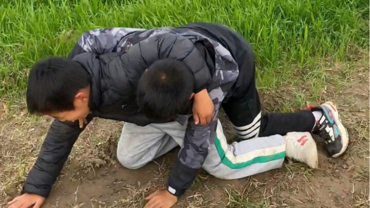 Hồi nhỏ ăn mì cay mà lúc nào cũng tiếc, chẳng dám cắn miếng to.