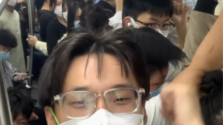 أنا متحمس جدًا لأول مرة أركب فيها المترو!