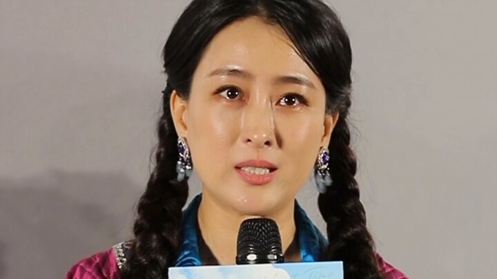 หม่าซู่ร่ำไห้ขอบคุณผู้กำกับเอ้อร์ตงเซิง ณ งานแถลงเปิดตัวภาพยนตร์เรื่อง “ที่สุดปลายทะเลคือทุ่งหญ้า” พ