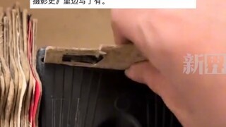 男生拿出小时候求姥姥很久才给看的“宝贝”，用“神奇望远镜”才能看到里面的世界。