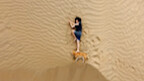แสดงให้ทุกคนเห็นสุนัขเหยียบสุนัขบินบนถนนทะเลทรายในตักลิมากัน