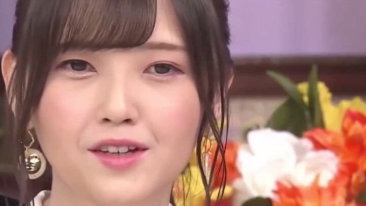 المطالب العجيبة لمذيع من بلاد النيون لصوتية شابة