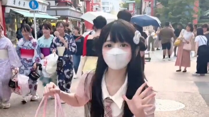 Cai Loli dances moe-style dances in a cheongsam and a JK uniform.