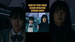 GADIS INI TIDAK TAU YANG DI PAYUNGIN NYA ADALAH HANTU #alurceritaflim #film