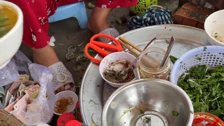 Bất ngờ với nồi cháo vỉa hè ven đường nhưng ngon hơn cả nhà hàng, bán trong nháy mắt