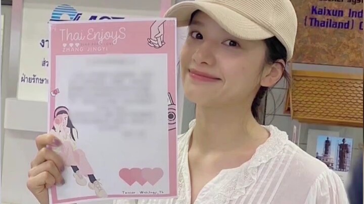 زهانغ جينغ يي تُوقِع لمعجبيها باستخدام أحمر الشفاه. قابلها متابع لها في تايلاند، ولم يكن معها قلم، ف