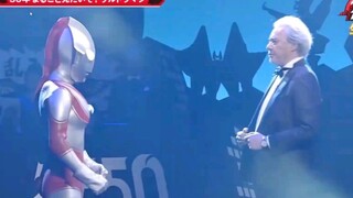 Hideki Go shakes hands with Ultraman Jack for the last time! How touching it is to see the human bod