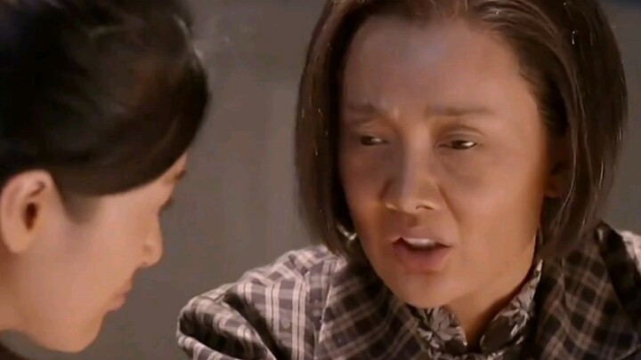 A farmer’s wife sells steamed buns at low prices in the city, only to be reported by a rival vendor.