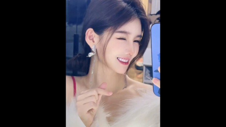 ทันทีที่พี่สาว “ยิ้ม” หัวใจของฉันก็ “สั่นไหว” ขึ้นมาทันที — ระดับเทพแห่งความหวาน