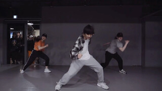 I really like these two dance videos! The handsome 13-14 year old Yao Wen, haha~ so cool