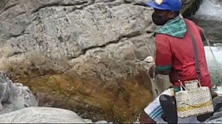cast netting in Nepal | himalayan trout fishing with handmade cast net |