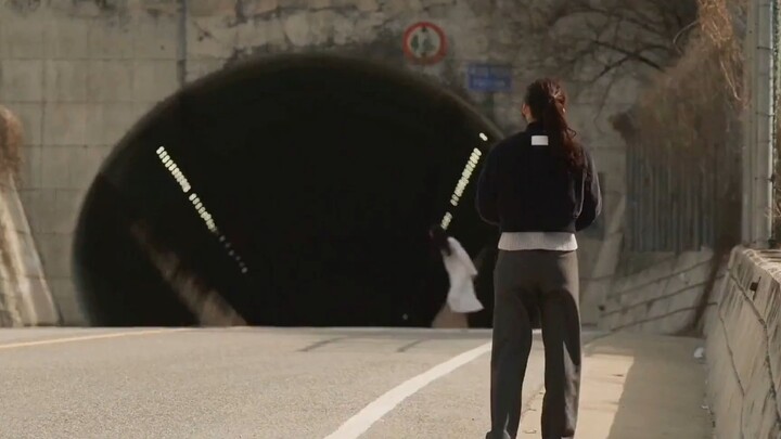 Man Brings Three Ghosts Along to Hunt Ghosts—But Gets Spooked by the Female Ghost’s Stunning Beauty!