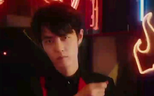 [肖战] As long as your expression is cool enough, the awkward one won’t be you—hahaha, so cute!