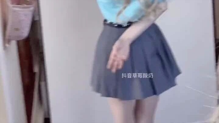 双马尾小姐姐跳皮筋