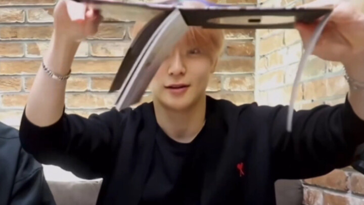 จองแจฮยอนกำลังแกะอัลบั้มด้วยวิธีที่แปลกใหม่มาก/เอ็นซีที 127