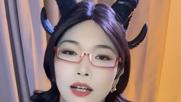 Tante masih begitu keren saat menari sambil menumbuk bawang putih, bikin aku ingin "menumbuk bawang 