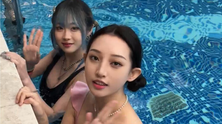 教两个女生游泳到底有多快乐…