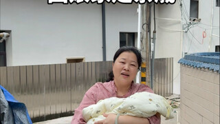 الحَماةُ عادت إلى بيت أهلها لتتباهى بحفيدها!