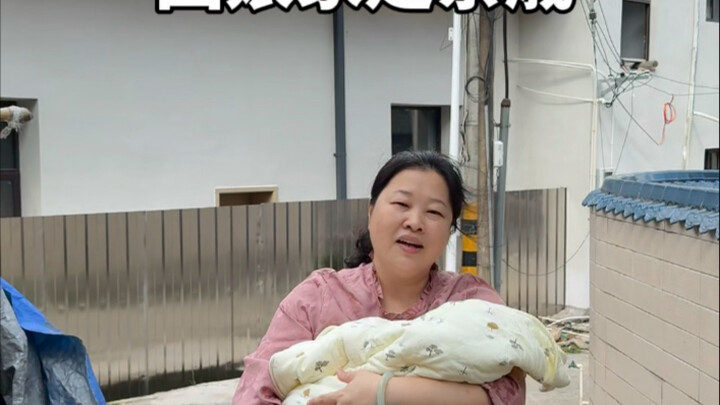 الحَماةُ عادت إلى بيت أهلها لتتباهى بحفيدها!