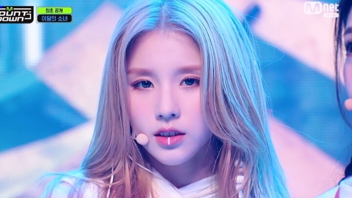 本月少女 Loona makes their debut stage comeback with "PTT"! HeeJin is absolutely stunning!