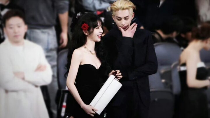 Rốt cuộc là ai cứ thích trêu chọc đối phương, ai lại diễn hẳn phim thần tượng trên thảm đỏ, và ánh m