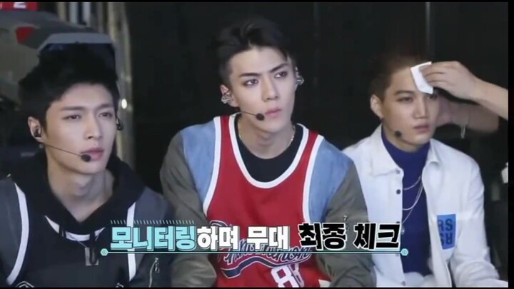 EXO กำลังจะขึ้นเวทีแสดงแล้ว จางอี้ซิงกำลังโชว์วิธีกล่อมเด็กอยู่ ซิงน่ารักมาก!