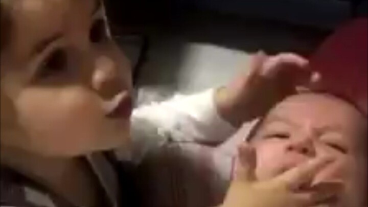 3岁姐姐亲吻4个月大的弟弟，Title“3-Year-Old Sister Kisses Her 4-Month-Old Brother… Then Suddenly Slaps Him! 😂❤️”