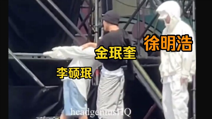 *97ไลน์ก็เหมารวมอีกแล้ว หมาสองตัวกำลังทะเลาะกัน มีแมวตัวหนึ่งยืนเงียบๆ อยู่ข้างๆ