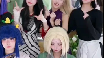 Ba bạn nhỏ phía sau lắc đầu theo nhạc