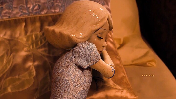 The most fortunate women are those who act cute, and porcelain dolls are no exception.