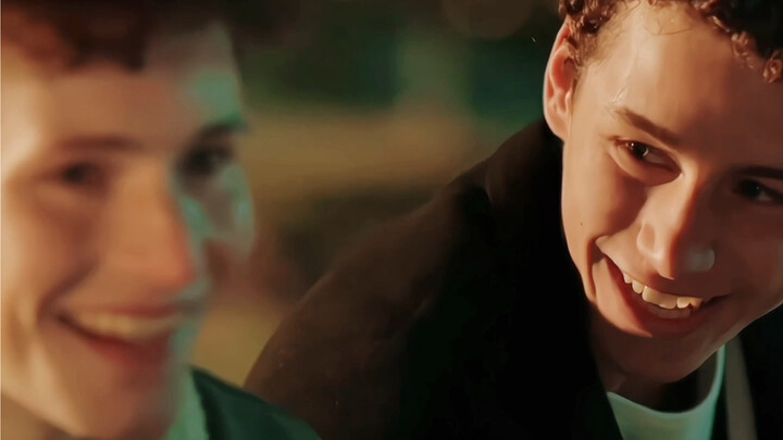 “Dia tiba-tiba menerobos masuk ke dunia gelapku dan menjadi tangan kanan-kiri-ku.”