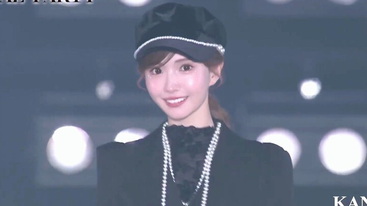 Tokyo Fashion Show: Cute and Sexy Model Asuka Struts Down the Runway—The Best Part Comes Last!